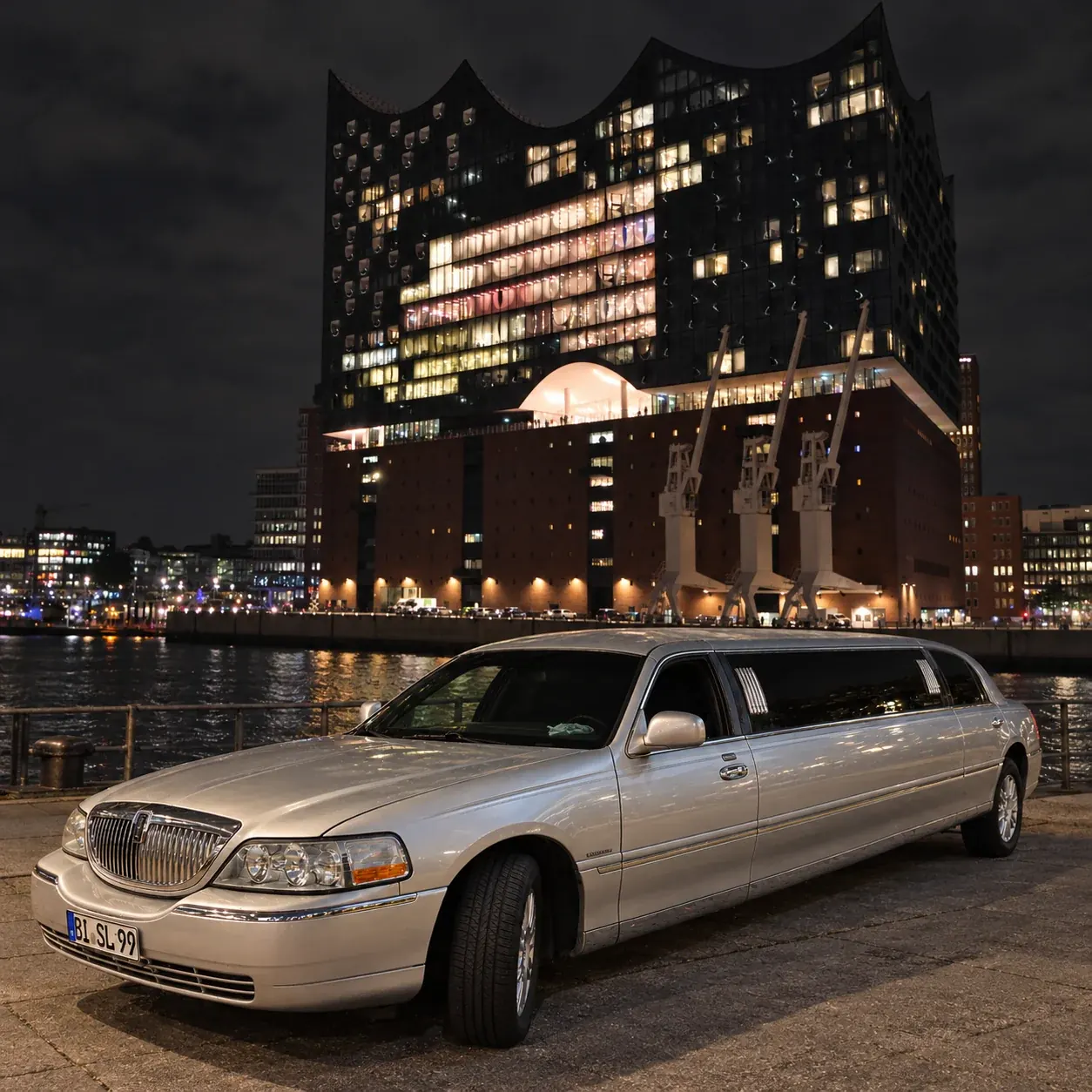 Stretchlimousine vor der Elbphilharmonie bei Nacht