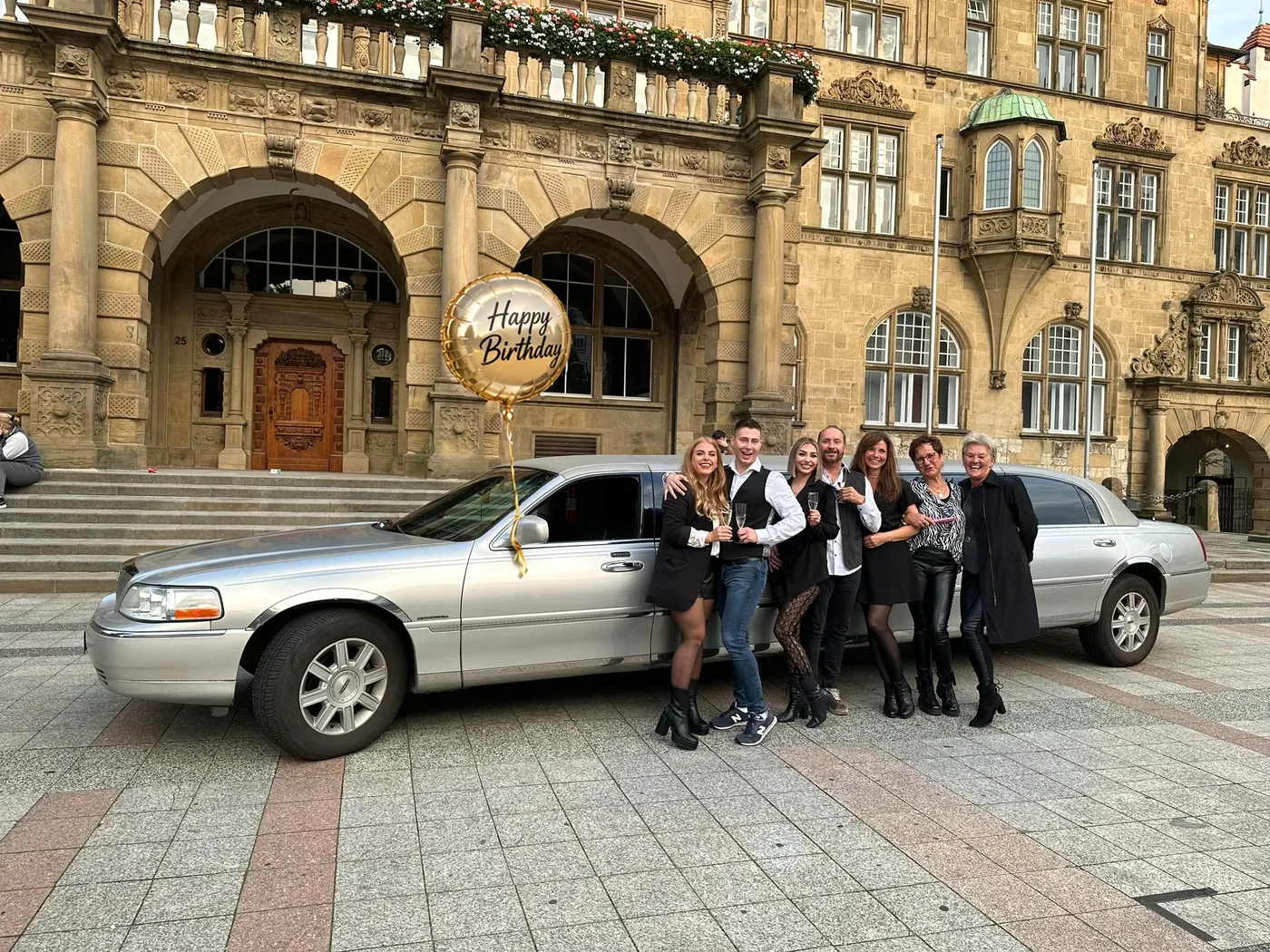 Geburtstagsgesellschaft mit Luftballons an der Stretchlimousine in Bielefeld