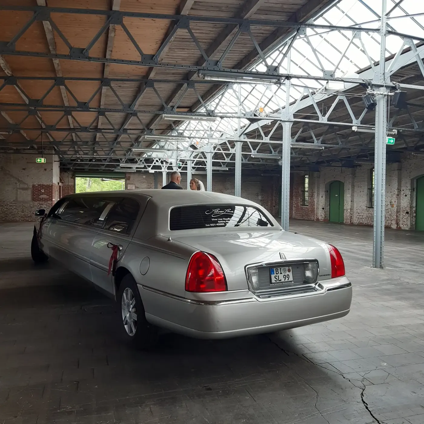 Stretchlimousine in einer Industriehalle