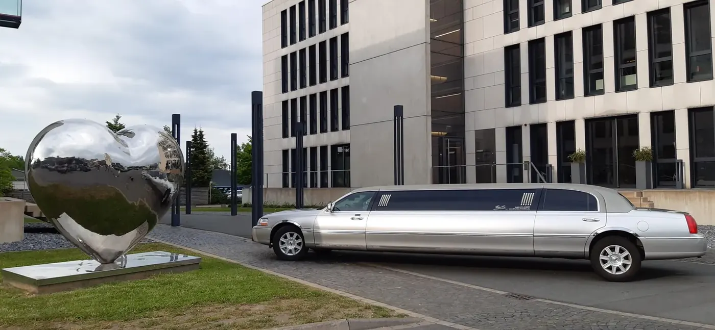 Stretchlimousine vor einer Herz-Skulptur in Bielefeld