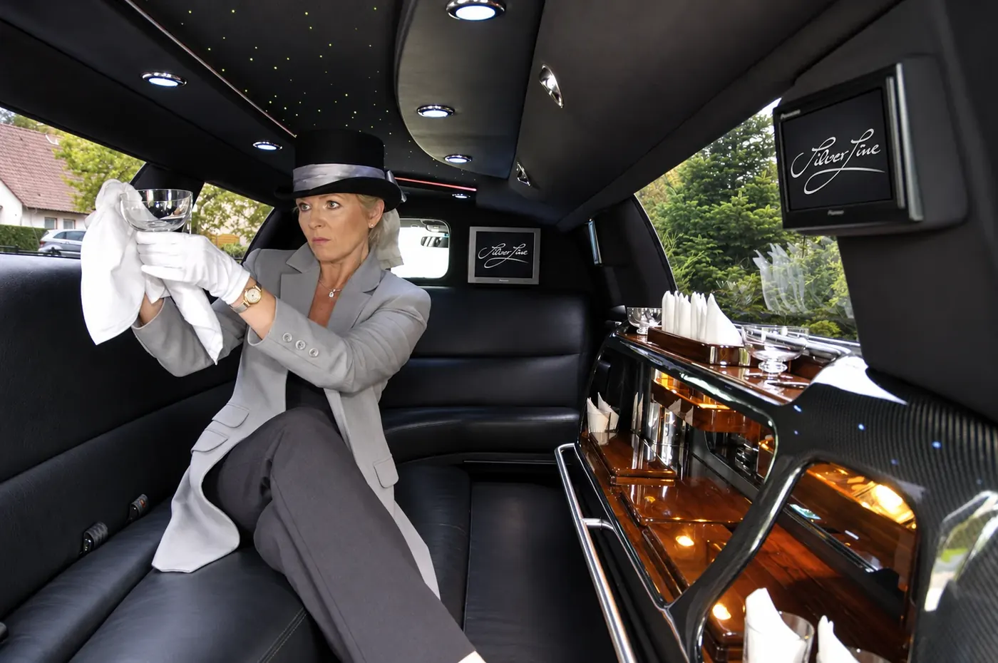 Bettina Rössiger im Innenraum der Stretchlimousine