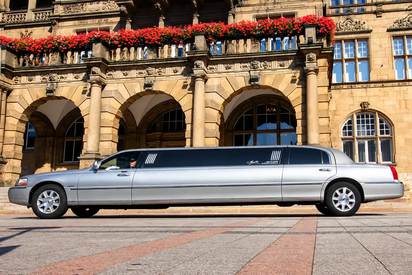 Stretchlimousine seitlich vor dem Bielefelder Rathaus
